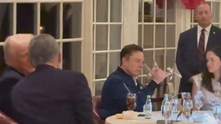Viral βίντεο: Πήγαν σε επίσημο δείπνο με τον Τραμπ και ο Μασκ... έπαιζε με τα μαχαιροπίρουνα