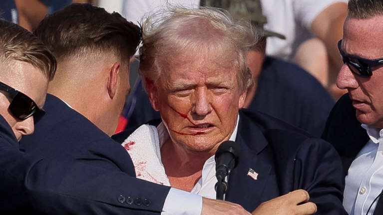 Ντόναλντ Τραμπ: Τα δραματικά δευτερόλεπτα μετά την απόπειρα δολοφονίας που αποτύπωσε ο φωτογραφικός φακός