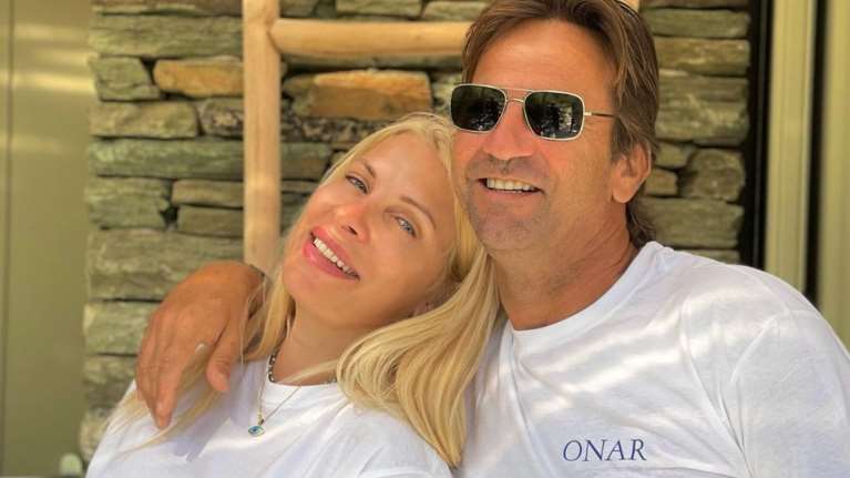 Μαρίνα Παντζοπούλου: Η κατάξανθη κόρη της Ελένης Μενεγάκη ποζάρει με στιλ μαζί με τους γονείς της