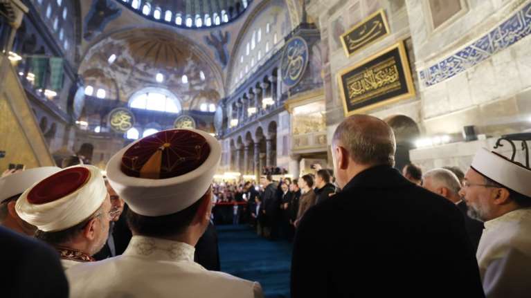 Ερντογάν: Αφού δήλωσε υπερήφανος για την μετατροπή της Αγίας Σοφίας σε τζαμί, πήγε για προσευχή - Ξεκίνησε το Μπαϊράμι