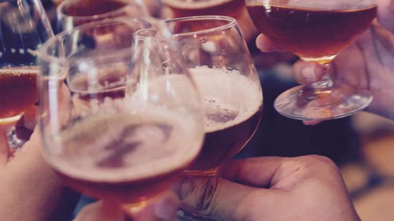 Στο νοσοκομείο μαθητές Λυκείου μετά από κατανάλωση αλκοόλ σε γνωστό κλαμπ της Βουλιαγμένης – Συνελήφθη ο υπεύθυνος