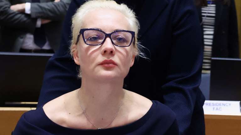 Πληρωμένη απάντηση της χήρας του Ναβάλνι στον Πούτιν: Δεν με νοιάζει πώς με σχολιάζει ο εκπρόσωπος του δολοφόνου