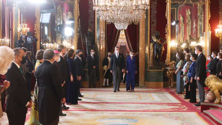 Βασίλισσα Λετίσια: Με royal blue μάξι φόρεμα και μπαλετικό κότσο στο παλάτι