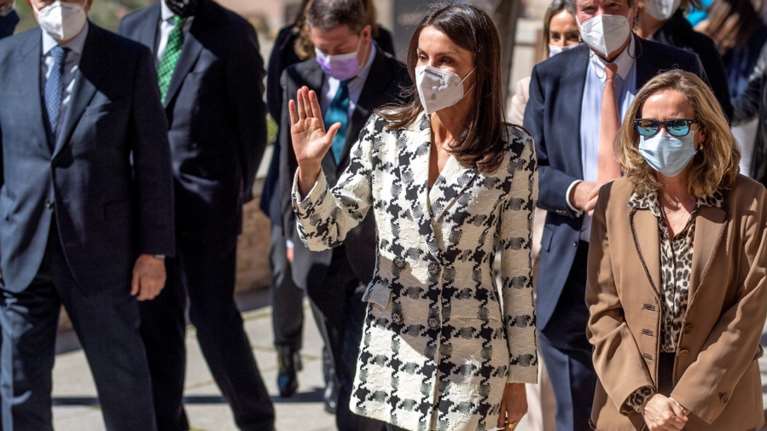 Βασίλισσα Λετίσια: Το αγαπημένο της pied de poule μπλέιζερ που φόρεσε εντελώς διαφορετικά