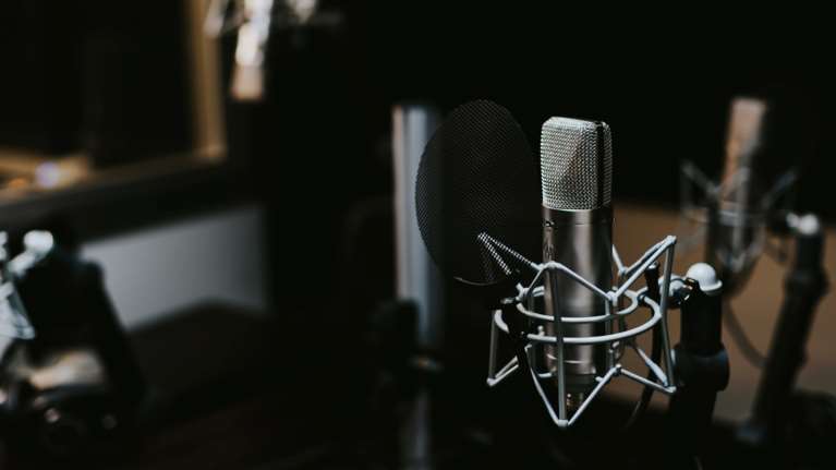 Γνωστός δημοσιογράφος: Πήγαινα στο ραδιόφωνο, κοιμήθηκα στο αυτοκίνητο και έκανα δέκα σβούρες