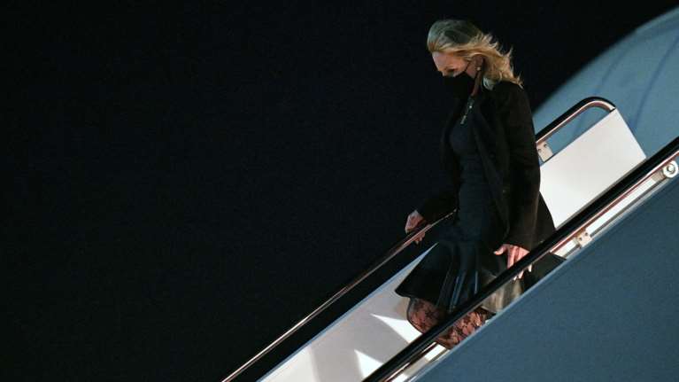 H Πρώτη Κυρία με διχτυωτό καλσόν που θύμισε... Μαντόνα: Η ατυχής επιλογή της Τζιλ Μπάιντεν και το... κράξιμο [εικόνες]