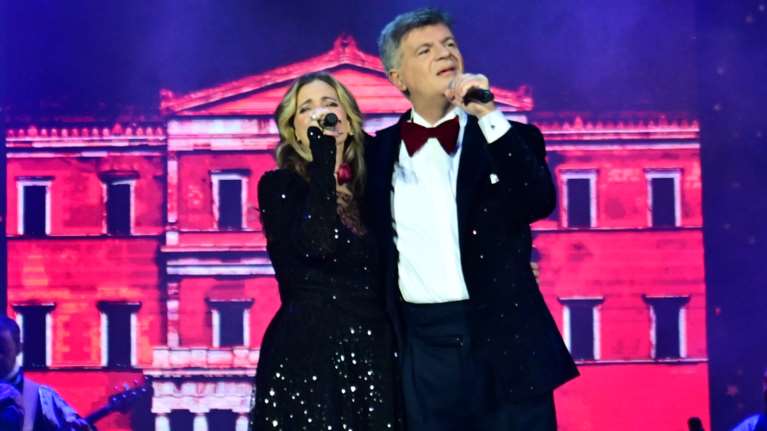 Με την &quot;Ταράτσα του Χρόνου&quot; και με... αθόρυβα πυροτεχνήματα, η Αθήνα υποδέχθηκε το 2025