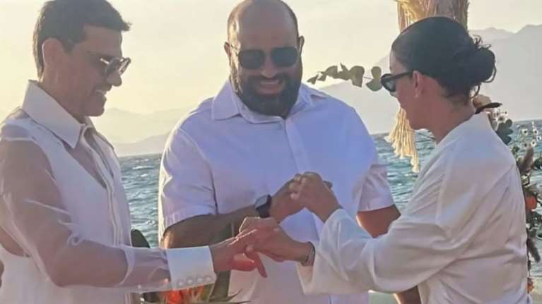 Παντελής Τουτουντζής: "Αγάπη δίχως όρια!" στο γάμο του δίπλα στο κύμα - Παντρεύτηκε με πολιτικό τον σύντροφό του