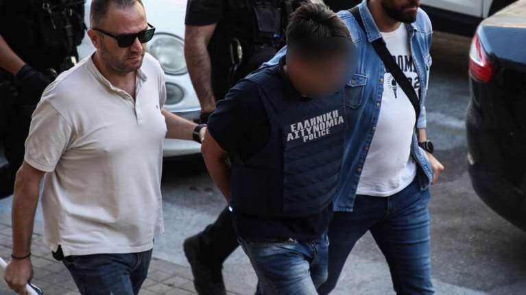 Αδελφοκτόνος Θεσσαλονίκης: &quot;Τώρα συνειδητοποιώ τι έχω κάνει&quot; - &quot;Ηταν πάντα δίπλα της&quot;, λέει οικογενειακή τους φίλη