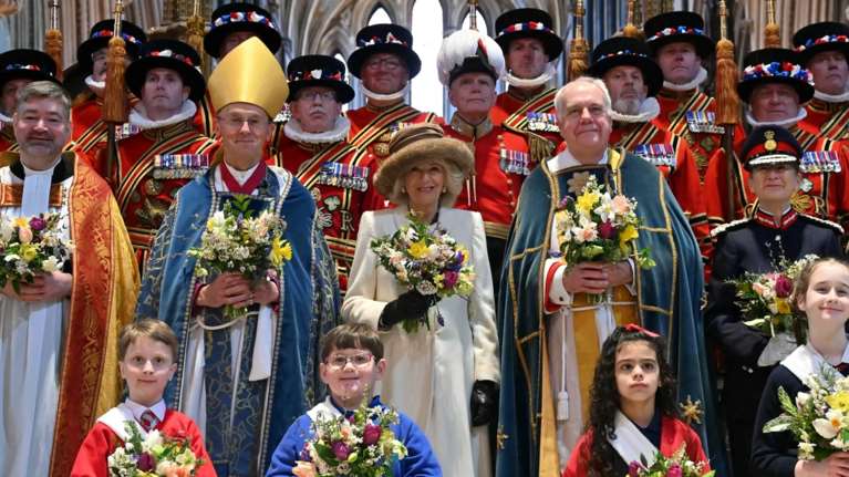 Η βασίλισσα Καμίλα μόνη στη βασιλική λειτουργία της Μεγάλης Πέμπτης - Ο Κάρολος ηχογράφησε το μήνυμά του πριν δύο εβδομάδες