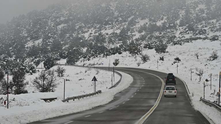 Καιρός: Ξεκίνησε η επέλαση του χιονιά - Τσουχτερό κρύο και χιόνια στην Αττική, το έστρωσε στην Ιπποκράτειο Πολιτεία