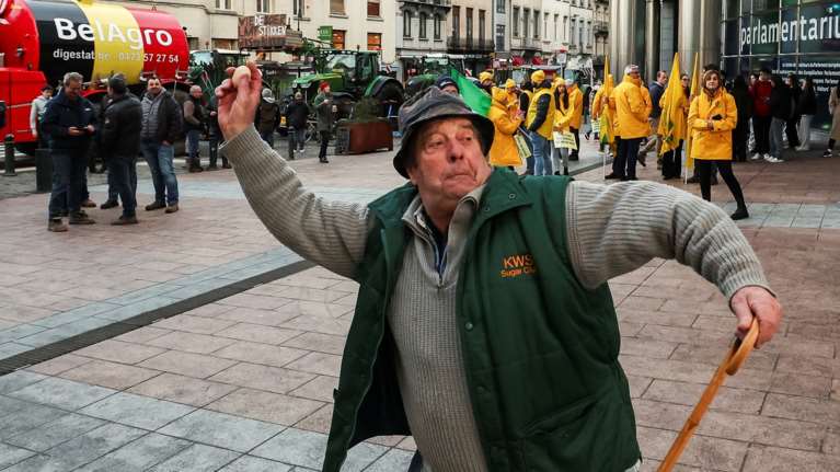 Γιατί χιλιάδες αγρότες έβγαλαν τα τρακτέρ στους δρόμους της Ευρώπης: Γιατί τα μέτρα για την κλιματική κρίση απειλούν το εισόδημά τους