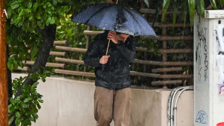 Συνεχίζεται ο άστατος καιρός: Βροχές, καταιγίδες και πτώση της θερμοκρασίας – Ποιες περιοχές επηρεάζονται