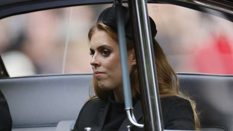 Πριγκίπισσα Βεατρίκη: Tο διαφορετικό maternity look της με total black και πολλή λάμψη