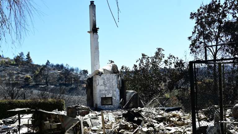 Φωτιά στην Αττική: Συνελήφθη 80χρονος εμπρηστής - Έβαλε τέσσερις φωτιές με το αυτοκίνητο ενώ καιγόταν η Αθήνα