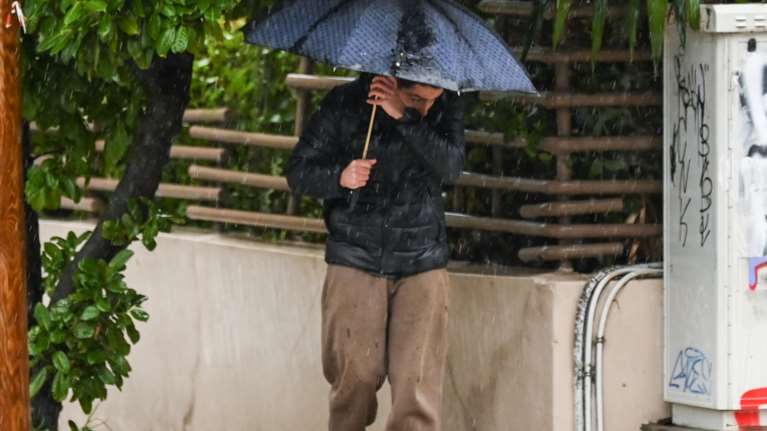 Αλλάζει το σκηνικό του καιρού: Βροχές σε όλη τη χώρα και αφρικάνικη σκόνη, πέφτει η θερμοκρασία