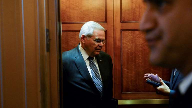 Παραπέμπονται για διαφθορά ο γερουσιαστής Ρόμπερτ Μενέντεζ και η σύζυγός του - Κατηγορούνται για δωροδικία σε χρήμα και χρυσό