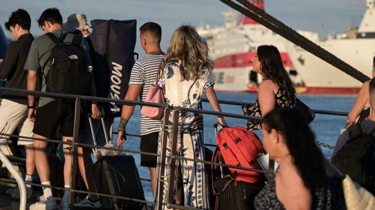 Κορυφώνεται η έξοδος του Αυγούστου – Ουρές χιλιομέτρων για το λιμάνι του Πειραιά, γεμάτα φεύγουν τα πλοία