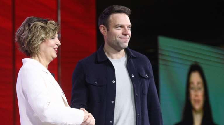 Ανακοίνωσε την υποψήφιότητά της η Όλγα Γεροβασίλη: Ενταση και φωνές όσο μιλούσε - &quot;Είμαι παρούσα&quot;, δήλωσε