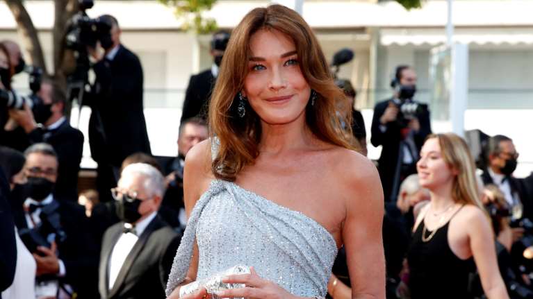 Tζούλια Σαρκοζί: Η κατάξανθη κόρη του Νικολά Σαρκοζί και της Κάρλα Μπρούνι έγινε 13 ετών και η μαμά της μας έδειξε το πρόσωπό της