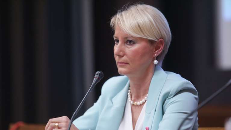 Νατάσα Παζαΐτη: Η μοναχική βόλτα στα Ματογιάννια με φλοράλ πουκάμισο και flared τζιν - Το ταξίδι στη Μύκονο