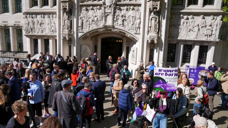 Απόφαση του Ανωτάτου Δικαστηρίου στη Βρετανία: Γυναίκα σημαίνει να έχεις το θηλυκό βιολογικό φύλο - Η ερμηνεία του νομικού όρου