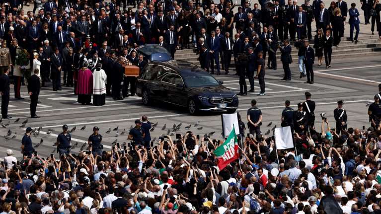 &quot;Ciao Silvio&quot;: Πλήθος κόσμου αποχαιρέτησε τον Μπερλουσκόνι στο Μιλάνο - Η κηδεία του στο Duomo