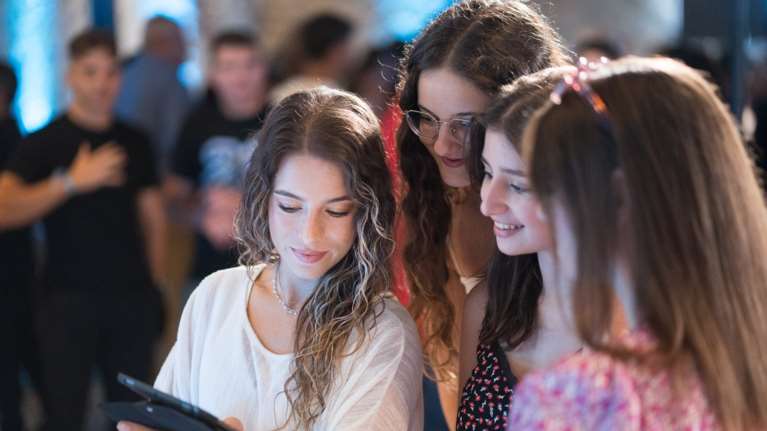 Η HELLENiQ ENERGY τιμά τους αριστούχους μαθητές