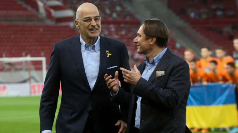 Στο &quot;φιλικό ειρήνης&quot; Ολυμπιακού - Σαχτάρ ο Δένδιας με τον Ουκρανό πρέσβη