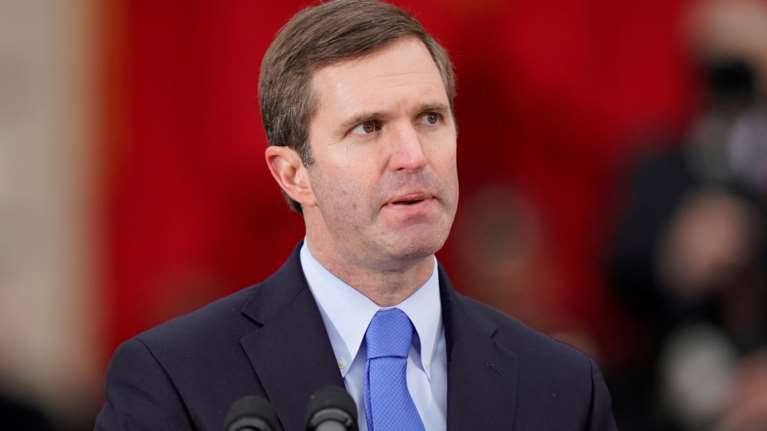 Λευκός, στρέιτ και θρησκευόμενος: Ποιος είναι ο Άντι Μπεσίρ που πιθανώς να είναι ο υποψήφιος αντιπρόεδρος της Καμάλα Χάρις