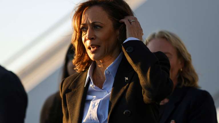 Αβάσιμος ισχυρισμός για ένα τρακάρισμα της Κάμαλα Χάρις που δεν έγινε ποτέ, διαδόθηκε αστραπιαία μέσω μυστηριώδους ιστότοπου