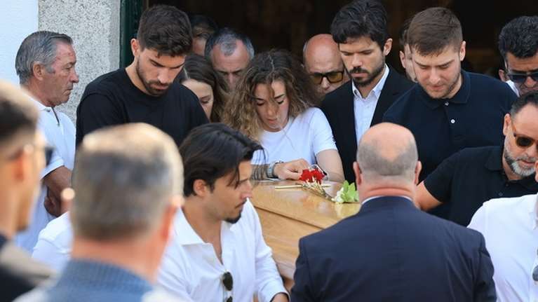 Σπαραγμός στην κηδεία του Ντιόγκο Ζότα: Λύγισε η σύζυγος του 28χρονου ποδοσφαιριστή πάνω από το φέρετρο [εικόνες]