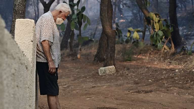 "Δεν έχω κουράγιο να ξανακάνω εκκίνηση, μου έχουν κοπεί τα πόδια", λέει πυρόπληκτος της Αν. Αττικής - Ξεκινούν οι αποζημιώσεις