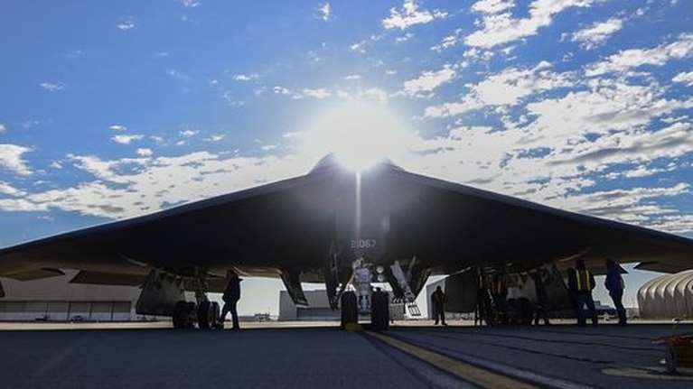 Μήνυμα των ΗΠΑ στο Ιράν με την επίθεση στους Χούθι της Υεμένης: Χτύπησαν αποθήκες πυρομαχικών με stealth B-2