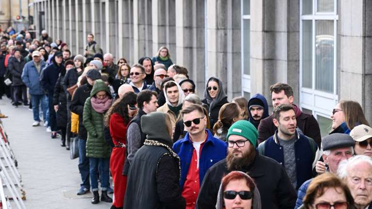 Οι Ρώσοι στέλνουν μήνυμα αμφισβήτησης στον Πούτιν κάνοντας ουρές στα εκλογικά τμήματα- Ηταν επιθυμία του Ναβάλνι