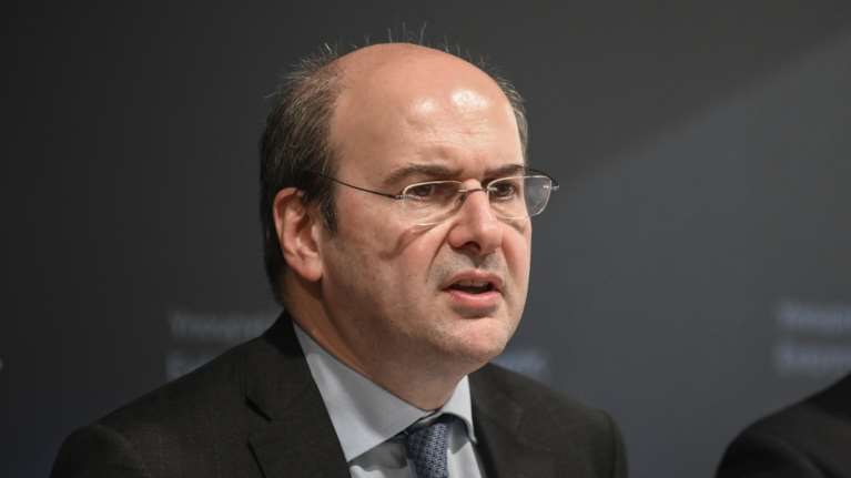 Χατζηδάκης: Πολιτικός χουλιγκανισμός το άρθρο Καρτερού για τον πρωθυπουργό