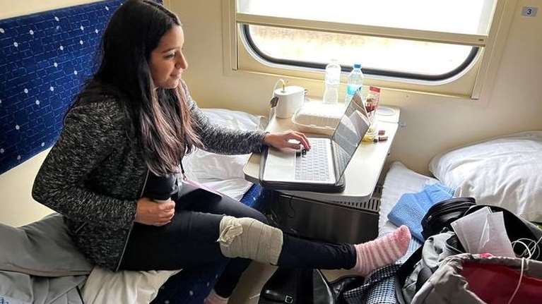 Η δημοσιογράφος που έβγαζε γάλα για το μωρό της, την ώρα που συμμετείχε στη μυστική αποστολή Μπάιντεν στο Κίεβο