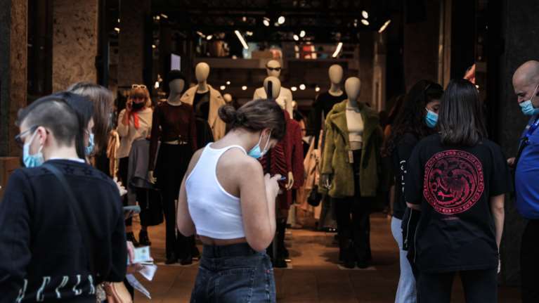 Γέμισαν κόσμο τα μαγαζιά λόγω εκπτώσεων - Αυστηροί έλεγχοι για την τήρηση των μέτρων για τους ανεμβολίαστους [Εικόνες]