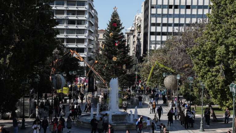 Στολίστηκε το χριστουγεννιάτικο δέντρο στο Σύνταγμα - Ο Μπακογιάννης έβαλε τη τελευταία μπάλα πάνω σε γερανό [εικόνες]