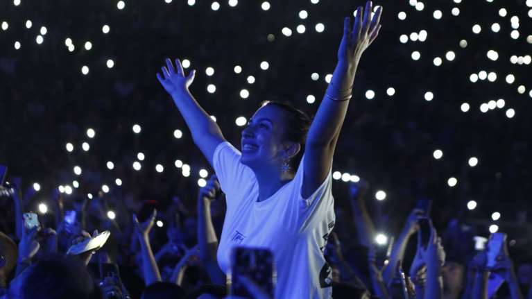 Καλλιμάρμαρο: Συγκίνηση στη συναυλία για τα θύματα της τραγωδίας στα Τέμπη [Eικόνες - Βίντεο]