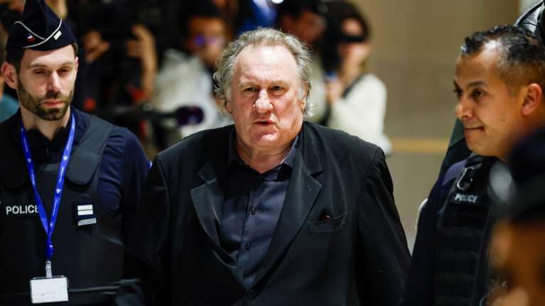 Στο εδώλιο ο Ζεράρ Ντεπαρντιέ: Αντιμέτωπος με δύο κατηγορίες σεξουαλικής επίθεσης - Μάρτυρας υπεράσπισης η Φανί Αρντάν