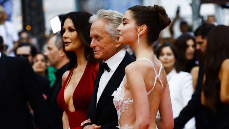 Κάρις Ζέτα Ντάγκλας: Έκλεισε τα 21 με ένα iconic φόρεμα της μαμάς της - Το είχε φορέσει πριν από 25 χρόνια