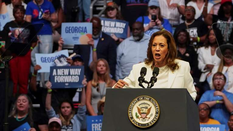 Δημοσκόπηση Bloomberg: Διατηρεί τη δυναμική της η Κάμαλα Χάρις- Μπροστά στις αμφίρροπες πολιτείες