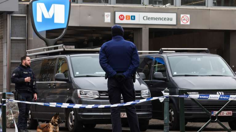 Ανθρωποκυνηγητό στις Βρυξέλλες: Η αστυνομία αναζητά ενόπλους που άνοιξαν πυρ μέσα στο μετρό