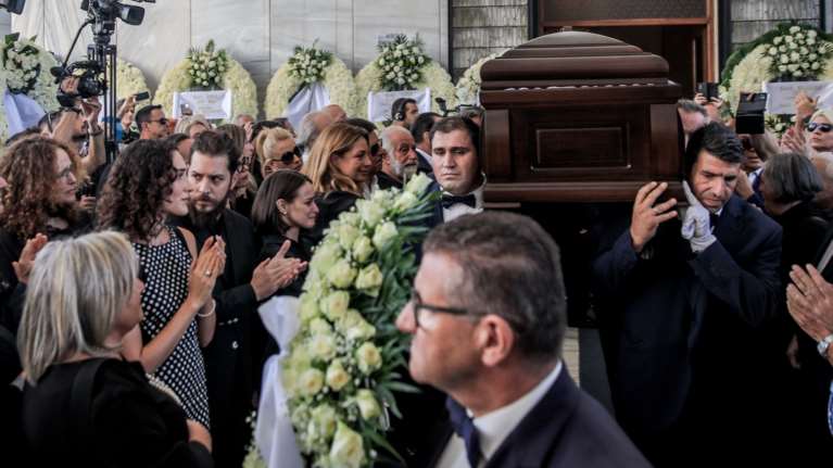 Πλέσσας: Η συγκλονιστική στιγμή που βγαίνει η σορός του από το κοιμητήριο - Δάκρυα, τραγούδια και χειροκρότημα [βίντεο]