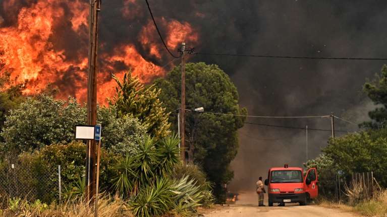 Ερχεται δύσκολη νύχτα στο Λουτράκι: Κάηκαν σπίτια, εκκενώθηκαν οικισμοί [Βίντεο)