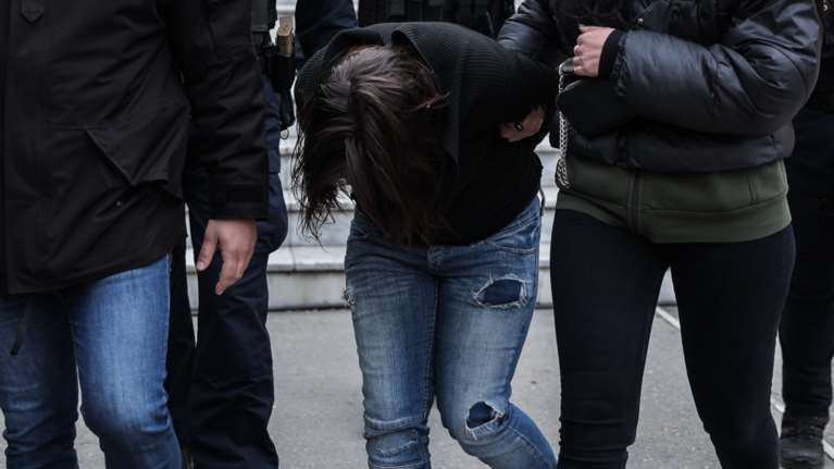 Δολοφονία 7χρονου στην Κυψέλη: Στον εισαγγελέα με σκυμμένο κεφάλι η 29χρονη μητέρα [εικόνες]