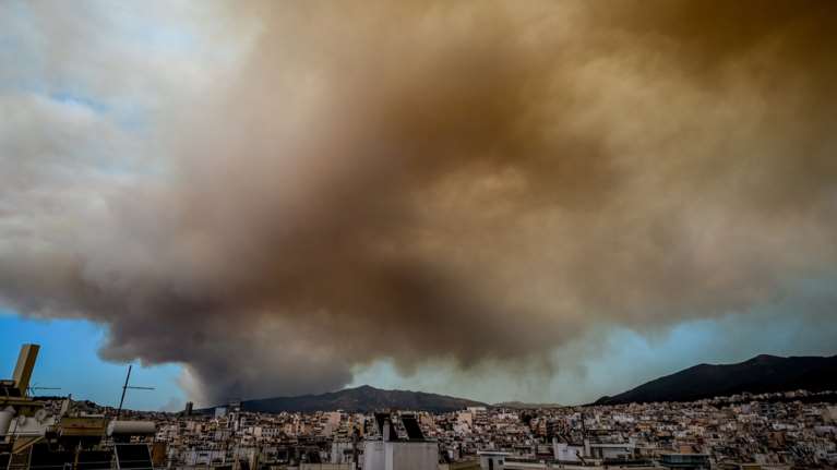Φωτιές  Αττική:  Οι καπνοί και οι στάχτες σκέπασαν τον ουρανό - Απόκοσμες εικόνες - Οδηγίες για την αποφυγή εισπνοής καπνού