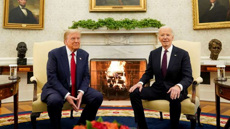 Η επιστροφή του Ντόναλντ Τραμπ στον Λευκό Οίκο - Τα χαμόγελα και ο διάλογος με τον Μπάιντεν μπροστά στις καμέρες