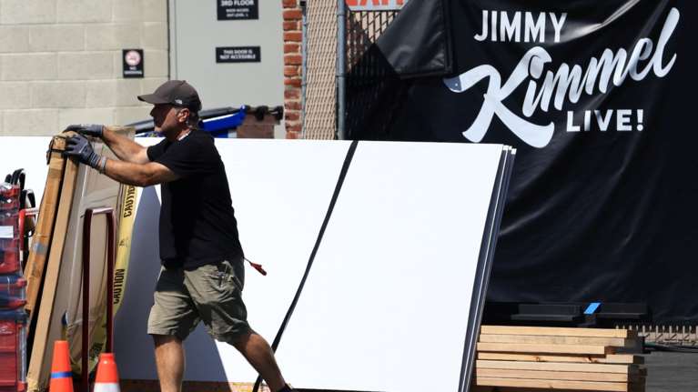 Τζίμι Κίμελ, η επιστροφή: Πώς η Disney αποφάσισε να πάρει πίσω την απόφαση για το &quot;επ&#39; αόριστον&quot; κόψιμο της εκπομπής